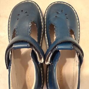 Girls size 33 (2) L’Amour Shoes